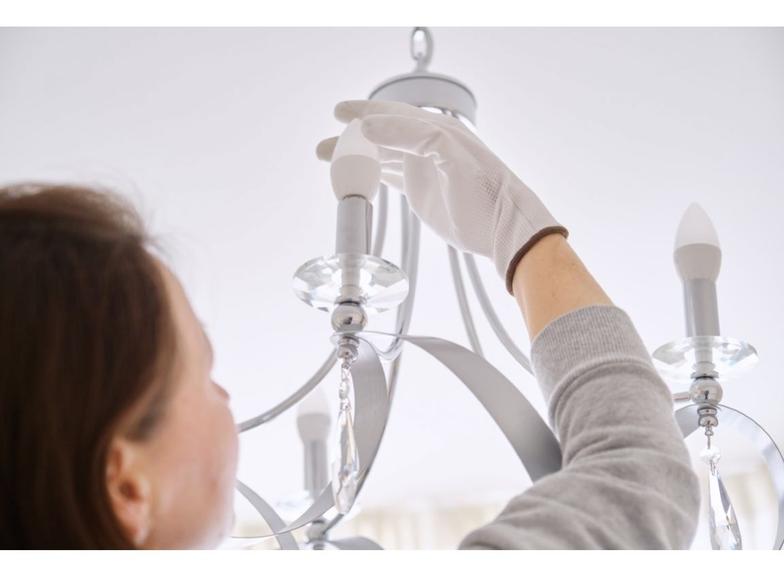 Jak samodzielnie wyczyścić żyrandol i lampy sufitowe?